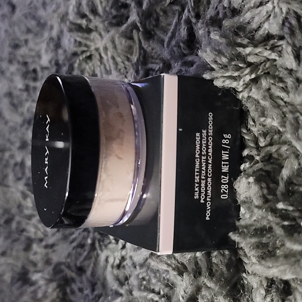 💖NIB Mary Kay Silky Setting Powder: Light Ivory💖